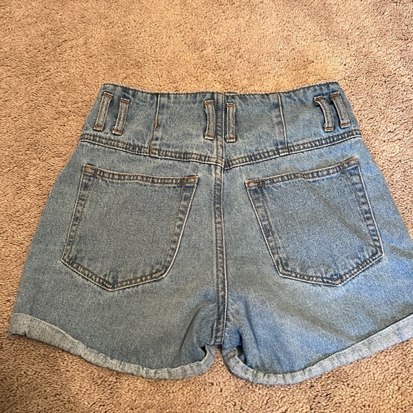 paper bag jean shorts, great condition, size 24! - Picture 2 of 3